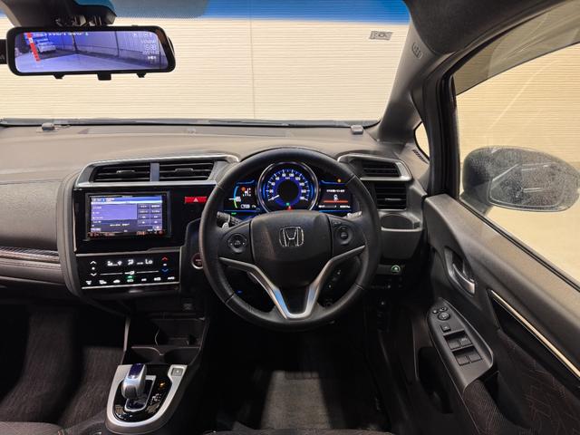 フィットハイブリッド Ｓパッケージ　デジタルインナーミラー　カロッツェリアナビ　ＥＴＣ　バックカメラ　クルーズコントロール　純正１６インチＡＷ　Ｂｌｕｅｔｏｏｔｈ　フルセグＴＶ　ＤＶＤ　ＣＤ　パドルシフト　ＬＥＤヘッドライト（23枚目）