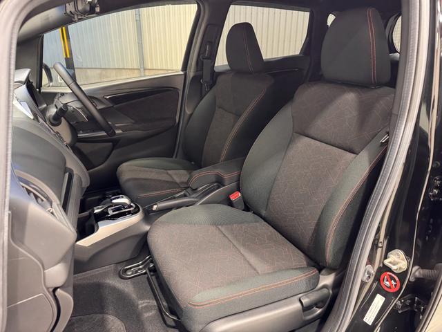 フィットハイブリッド Ｓパッケージ　デジタルインナーミラー　カロッツェリアナビ　ＥＴＣ　バックカメラ　クルーズコントロール　純正１６インチＡＷ　Ｂｌｕｅｔｏｏｔｈ　フルセグＴＶ　ＤＶＤ　ＣＤ　パドルシフト　ＬＥＤヘッドライト（24枚目）