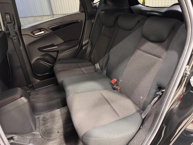 フィットハイブリッド Ｓパッケージ　デジタルインナーミラー　カロッツェリアナビ　ＥＴＣ　バックカメラ　クルーズコントロール　純正１６インチＡＷ　Ｂｌｕｅｔｏｏｔｈ　フルセグＴＶ　ＤＶＤ　ＣＤ　パドルシフト　ＬＥＤヘッドライト（27枚目）