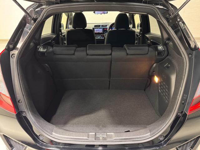 フィットハイブリッド Ｓパッケージ　デジタルインナーミラー　カロッツェリアナビ　ＥＴＣ　バックカメラ　クルーズコントロール　純正１６インチＡＷ　Ｂｌｕｅｔｏｏｔｈ　フルセグＴＶ　ＤＶＤ　ＣＤ　パドルシフト　ＬＥＤヘッドライト（28枚目）