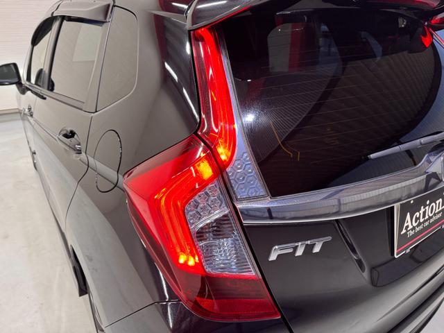 フィットハイブリッド Ｓパッケージ　デジタルインナーミラー　カロッツェリアナビ　ＥＴＣ　バックカメラ　クルーズコントロール　純正１６インチＡＷ　Ｂｌｕｅｔｏｏｔｈ　フルセグＴＶ　ＤＶＤ　ＣＤ　パドルシフト　ＬＥＤヘッドライト（40枚目）