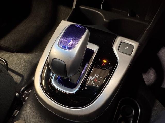 フィットハイブリッド Ｓパッケージ　デジタルインナーミラー　カロッツェリアナビ　ＥＴＣ　バックカメラ　クルーズコントロール　純正１６インチＡＷ　Ｂｌｕｅｔｏｏｔｈ　フルセグＴＶ　ＤＶＤ　ＣＤ　パドルシフト　ＬＥＤヘッドライト（50枚目）