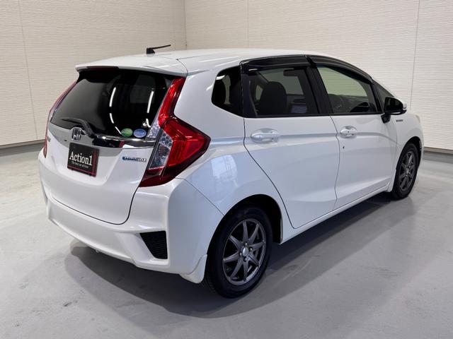 フィットハイブリッド Ｌパッケージ　純正ナビ　ＥＴＣ　バックカメラ　クルーズコントロール　ハーフレザーシート　Ｂｌｕｅｔｏｏｔｈ　テレビ　ＤＶＤ　ＣＤ　社外１５インチＡＷ　ＬＥＤヘッドライト　プッシュスタート　スマートキー（6枚目）