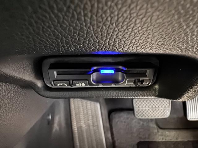 フィットハイブリッド Ｌパッケージ　純正ナビ　ＥＴＣ　バックカメラ　クルーズコントロール　ハーフレザーシート　Ｂｌｕｅｔｏｏｔｈ　テレビ　ＤＶＤ　ＣＤ　社外１５インチＡＷ　ＬＥＤヘッドライト　プッシュスタート　スマートキー（13枚目）