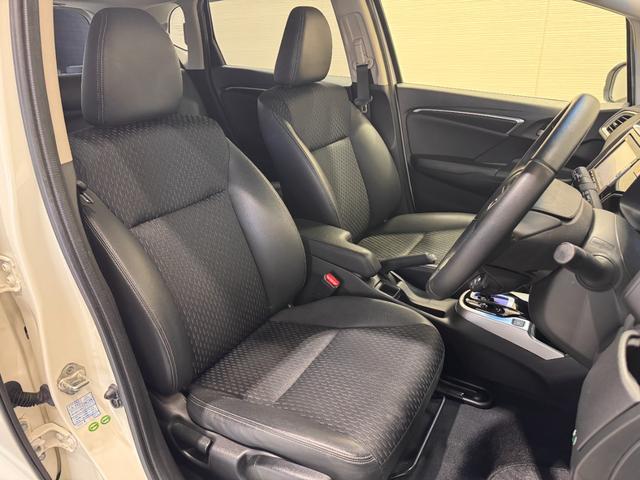 フィットハイブリッド Ｌパッケージ　純正ナビ　ＥＴＣ　バックカメラ　クルーズコントロール　ハーフレザーシート　Ｂｌｕｅｔｏｏｔｈ　テレビ　ＤＶＤ　ＣＤ　社外１５インチＡＷ　ＬＥＤヘッドライト　プッシュスタート　スマートキー（20枚目）