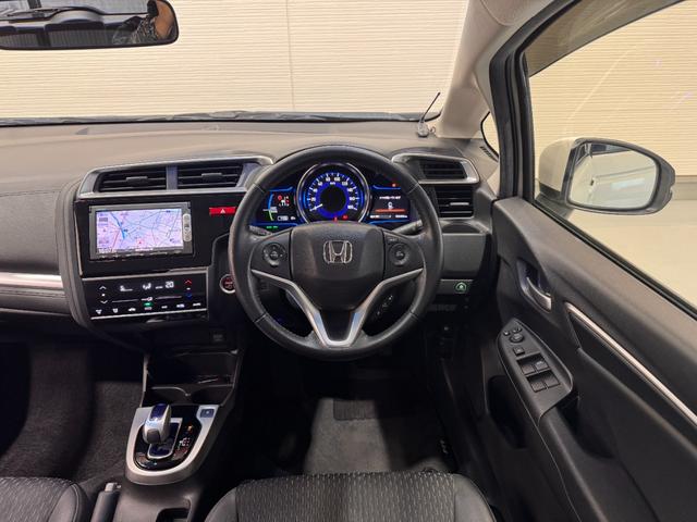 フィットハイブリッド Ｌパッケージ　純正ナビ　ＥＴＣ　バックカメラ　クルーズコントロール　ハーフレザーシート　Ｂｌｕｅｔｏｏｔｈ　テレビ　ＤＶＤ　ＣＤ　社外１５インチＡＷ　ＬＥＤヘッドライト　プッシュスタート　スマートキー（22枚目）