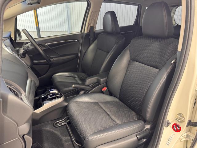 フィットハイブリッド Ｌパッケージ　純正ナビ　ＥＴＣ　バックカメラ　クルーズコントロール　ハーフレザーシート　Ｂｌｕｅｔｏｏｔｈ　テレビ　ＤＶＤ　ＣＤ　社外１５インチＡＷ　ＬＥＤヘッドライト　プッシュスタート　スマートキー（23枚目）