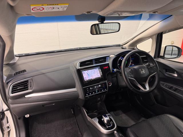 フィットハイブリッド Ｌパッケージ　純正ナビ　ＥＴＣ　バックカメラ　クルーズコントロール　ハーフレザーシート　Ｂｌｕｅｔｏｏｔｈ　テレビ　ＤＶＤ　ＣＤ　社外１５インチＡＷ　ＬＥＤヘッドライト　プッシュスタート　スマートキー（24枚目）