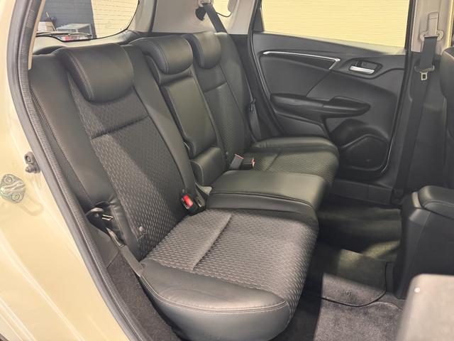 フィットハイブリッド Ｌパッケージ　純正ナビ　ＥＴＣ　バックカメラ　クルーズコントロール　ハーフレザーシート　Ｂｌｕｅｔｏｏｔｈ　テレビ　ＤＶＤ　ＣＤ　社外１５インチＡＷ　ＬＥＤヘッドライト　プッシュスタート　スマートキー（25枚目）