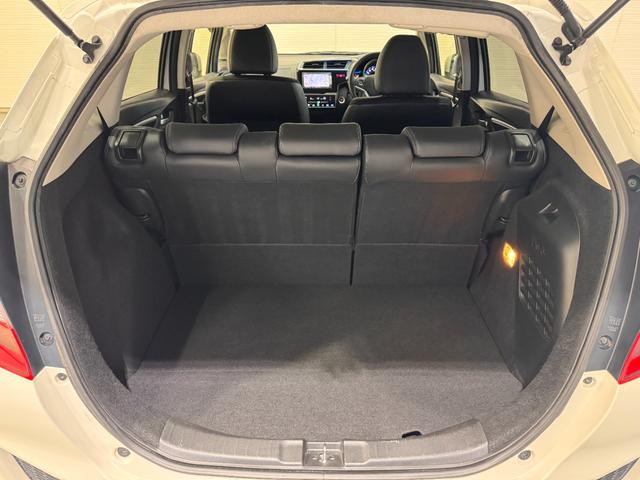 フィットハイブリッド Ｌパッケージ　純正ナビ　ＥＴＣ　バックカメラ　クルーズコントロール　ハーフレザーシート　Ｂｌｕｅｔｏｏｔｈ　テレビ　ＤＶＤ　ＣＤ　社外１５インチＡＷ　ＬＥＤヘッドライト　プッシュスタート　スマートキー（27枚目）