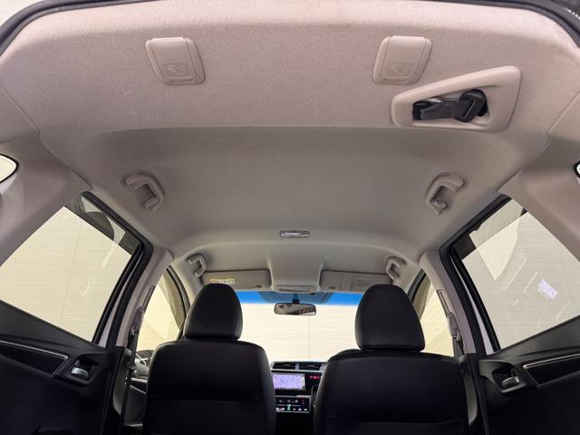 フィットハイブリッド Ｌパッケージ　純正ナビ　ＥＴＣ　バックカメラ　クルーズコントロール　ハーフレザーシート　Ｂｌｕｅｔｏｏｔｈ　テレビ　ＤＶＤ　ＣＤ　社外１５インチＡＷ　ＬＥＤヘッドライト　プッシュスタート　スマートキー（29枚目）