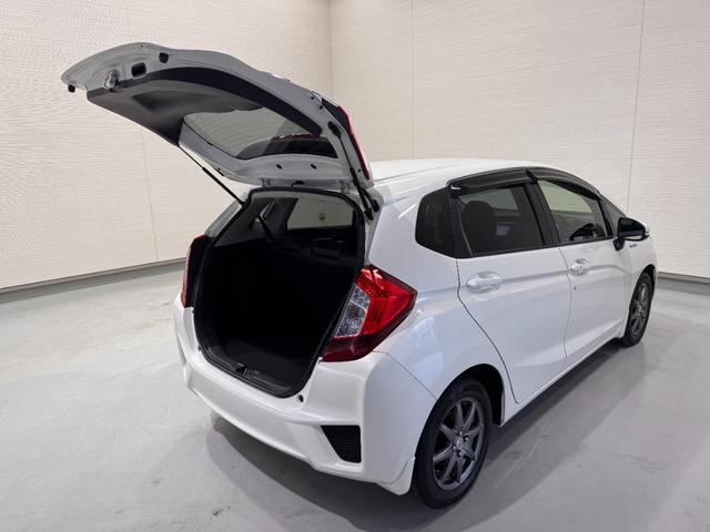 フィットハイブリッド Ｌパッケージ　純正ナビ　ＥＴＣ　バックカメラ　クルーズコントロール　ハーフレザーシート　Ｂｌｕｅｔｏｏｔｈ　テレビ　ＤＶＤ　ＣＤ　社外１５インチＡＷ　ＬＥＤヘッドライト　プッシュスタート　スマートキー（38枚目）