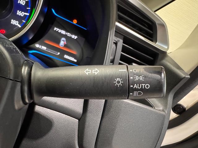 フィットハイブリッド Ｌパッケージ　純正ナビ　ＥＴＣ　バックカメラ　クルーズコントロール　ハーフレザーシート　Ｂｌｕｅｔｏｏｔｈ　テレビ　ＤＶＤ　ＣＤ　社外１５インチＡＷ　ＬＥＤヘッドライト　プッシュスタート　スマートキー（43枚目）