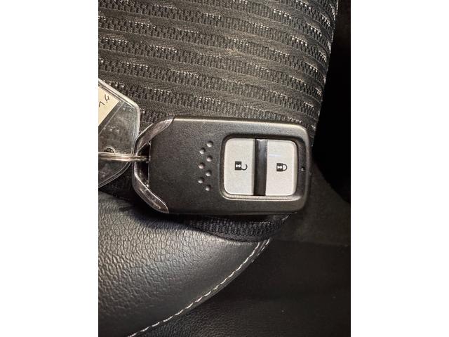 フィットハイブリッド Ｌパッケージ　純正ナビ　ＥＴＣ　バックカメラ　クルーズコントロール　ハーフレザーシート　Ｂｌｕｅｔｏｏｔｈ　テレビ　ＤＶＤ　ＣＤ　社外１５インチＡＷ　ＬＥＤヘッドライト　プッシュスタート　スマートキー（57枚目）