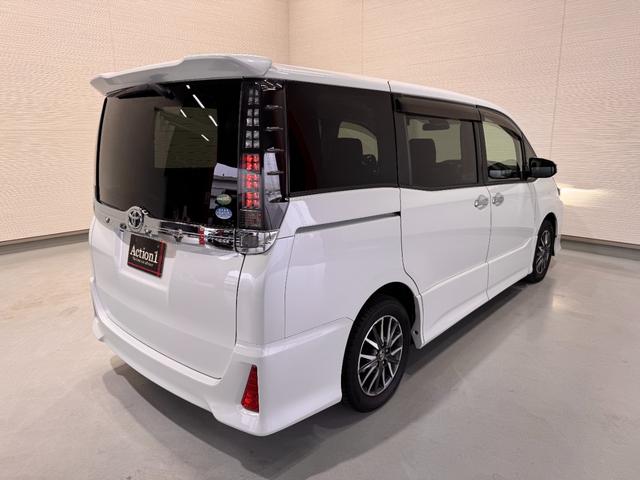 ヴォクシー ＺＳ　煌ＩＩ　ワンオーナー　社外ナビ　ＡＬＰＩＮＥフリップダウンモニター　両側Ｐスラドア　Ｂカメラ　ＥＴＣ　レーンアシスト　衝突軽減ブレーキ　純正１５インチＡＷ　ＬＥＤヘッドライト　Ｂｌｕｅｔｏｏｔｈ　Ｗエアコン（6枚目）