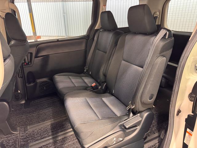 ヴォクシー ＺＳ　煌ＩＩ　ワンオーナー　社外ナビ　ＡＬＰＩＮＥフリップダウンモニター　両側Ｐスラドア　Ｂカメラ　ＥＴＣ　レーンアシスト　衝突軽減ブレーキ　純正１５インチＡＷ　ＬＥＤヘッドライト　Ｂｌｕｅｔｏｏｔｈ　Ｗエアコン（28枚目）