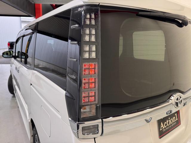 ヴォクシー ＺＳ　煌ＩＩ　ワンオーナー　社外ナビ　ＡＬＰＩＮＥフリップダウンモニター　両側Ｐスラドア　Ｂカメラ　ＥＴＣ　レーンアシスト　衝突軽減ブレーキ　純正１５インチＡＷ　ＬＥＤヘッドライト　Ｂｌｕｅｔｏｏｔｈ　Ｗエアコン（42枚目）