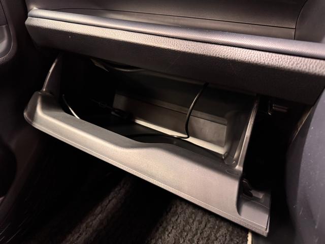 ヴォクシー ＺＳ　煌ＩＩ　ワンオーナー　社外ナビ　ＡＬＰＩＮＥフリップダウンモニター　両側Ｐスラドア　Ｂカメラ　ＥＴＣ　レーンアシスト　衝突軽減ブレーキ　純正１５インチＡＷ　ＬＥＤヘッドライト　Ｂｌｕｅｔｏｏｔｈ　Ｗエアコン（62枚目）