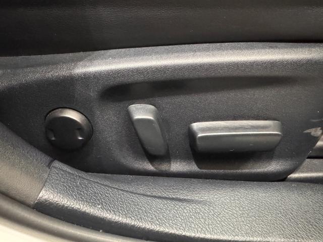 クラウン アスリートＳ　サンルーフ　シートヒーターベンチレーション　純正ナビ　Ｂカメラ　ＥＴＣ　パワーシート　純正１８インチＡＷ　Ｂｌｕｅｔｏｏｔｈ　フルセグＴＶ　ステアリングリモコン　プッシュスタート　スマートキー（16枚目）