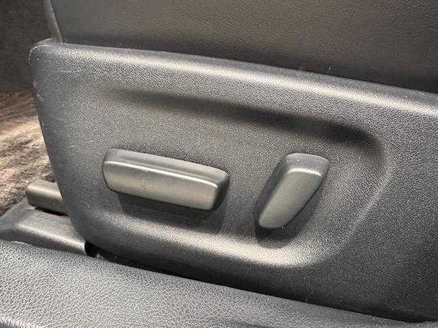 クラウン アスリートＳ　サンルーフ　シートヒーターベンチレーション　純正ナビ　Ｂカメラ　ＥＴＣ　パワーシート　純正１８インチＡＷ　Ｂｌｕｅｔｏｏｔｈ　フルセグＴＶ　ステアリングリモコン　プッシュスタート　スマートキー（17枚目）