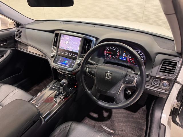 クラウン アスリートＳ　サンルーフ　シートヒーターベンチレーション　純正ナビ　Ｂカメラ　ＥＴＣ　パワーシート　純正１８インチＡＷ　Ｂｌｕｅｔｏｏｔｈ　フルセグＴＶ　ステアリングリモコン　プッシュスタート　スマートキー（24枚目）