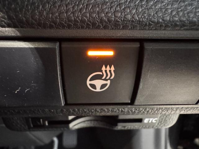 カローラツーリング ハイブリッド　ダブルバイビー　純正ナビ　ＥＴＣ　Ｂカメラ　アダプティブクルーズコントロール　クリアランスソナー　シートヒーター　ステアリングヒーター　レーンアシスト　衝突軽減ブレーキ　ハーフレザー　ＢＴ　純正１７インチＡＷ（20枚目）