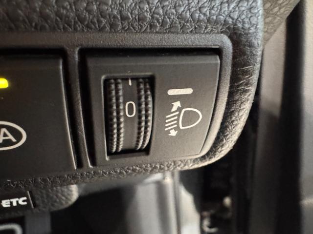 カローラツーリング ハイブリッド　ダブルバイビー　純正ナビ　ＥＴＣ　Ｂカメラ　アダプティブクルーズコントロール　クリアランスソナー　シートヒーター　ステアリングヒーター　レーンアシスト　衝突軽減ブレーキ　ハーフレザー　ＢＴ　純正１７インチＡＷ（57枚目）