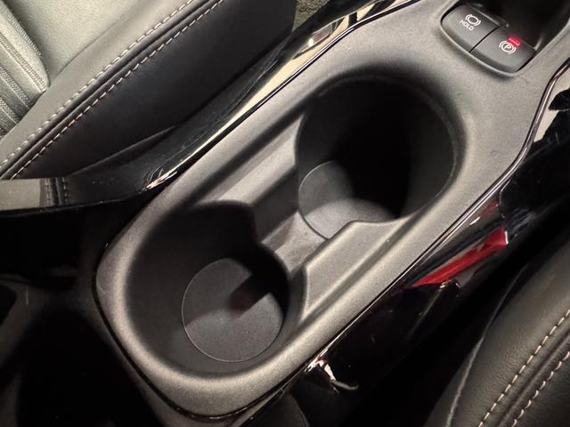 カローラツーリング ハイブリッド　ダブルバイビー　純正ナビ　ＥＴＣ　Ｂカメラ　アダプティブクルーズコントロール　クリアランスソナー　シートヒーター　ステアリングヒーター　レーンアシスト　衝突軽減ブレーキ　ハーフレザー　ＢＴ　純正１７インチＡＷ（63枚目）