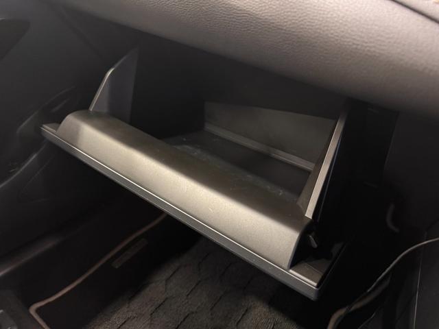 カローラツーリング ハイブリッド　ダブルバイビー　純正ナビ　ＥＴＣ　Ｂカメラ　アダプティブクルーズコントロール　クリアランスソナー　シートヒーター　ステアリングヒーター　レーンアシスト　衝突軽減ブレーキ　ハーフレザー　ＢＴ　純正１７インチＡＷ（66枚目）