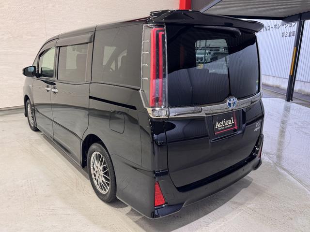 ノア ハイブリッドＳｉ　ダブルバイビーＩＩ　純正９インチナビ　フリップダウンモニター　両側Ｐスラドア　クリアランスソナー　クルコン　ＥＴＣ　Ｂカメラ　シートヒーター　ドラレコ　ハーフレザー　純正１６インチＡＷ　レーンアシスト　衝突軽減ブレーキ（5枚目）