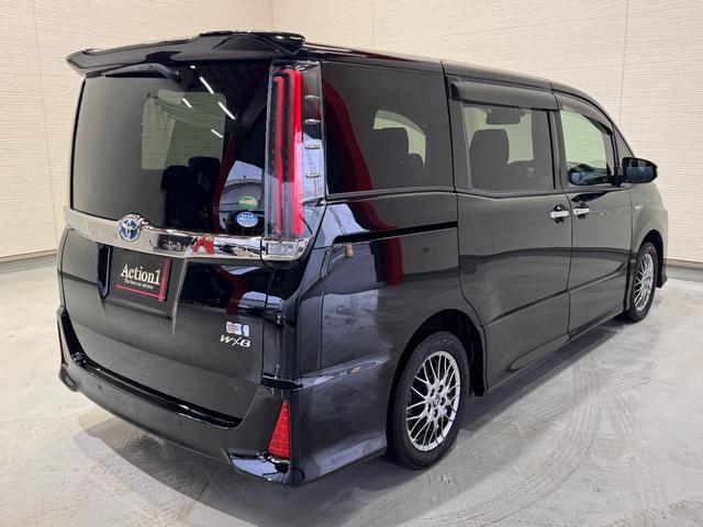 ノア ハイブリッドＳｉ　ダブルバイビーＩＩ　純正９インチナビ　フリップダウンモニター　両側Ｐスラドア　クリアランスソナー　クルコン　ＥＴＣ　Ｂカメラ　シートヒーター　ドラレコ　ハーフレザー　純正１６インチＡＷ　レーンアシスト　衝突軽減ブレーキ（6枚目）