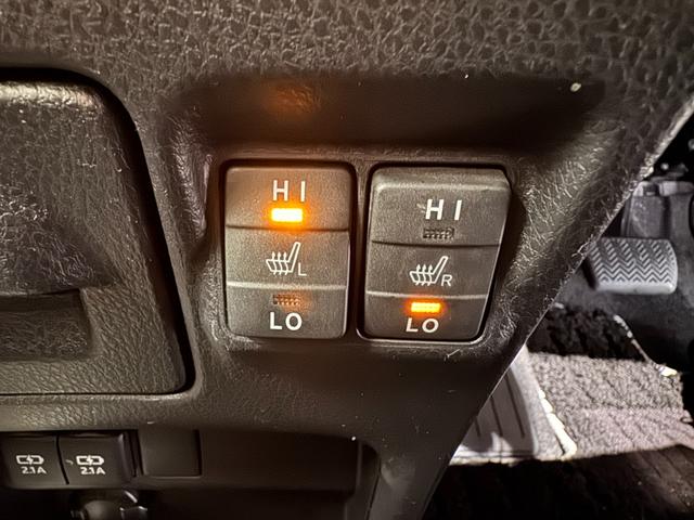 ノア ハイブリッドＳｉ　ダブルバイビーＩＩ　純正９インチナビ　フリップダウンモニター　両側Ｐスラドア　クリアランスソナー　クルコン　ＥＴＣ　Ｂカメラ　シートヒーター　ドラレコ　ハーフレザー　純正１６インチＡＷ　レーンアシスト　衝突軽減ブレーキ（16枚目）