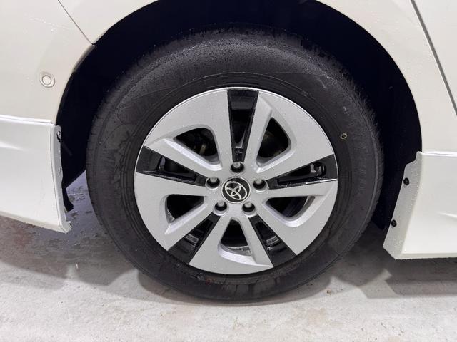 プリウス Ｓセーフティプラス　デイライト付きフルエアロ　純正ナビ　アダプティブクルコン　ＥＴＣ　Ｂカメラ　クリアランスソナー　ドライブレコーダー　レーンアシスト　パーキングアシスト　衝突軽減ブレーキ　純正１５インチＡＷ（40枚目）