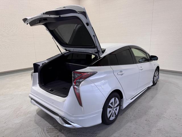 プリウス Ｓセーフティプラス　デイライト付きフルエアロ　純正ナビ　アダプティブクルコン　ＥＴＣ　Ｂカメラ　クリアランスソナー　ドライブレコーダー　レーンアシスト　パーキングアシスト　衝突軽減ブレーキ　純正１５インチＡＷ（60枚目）