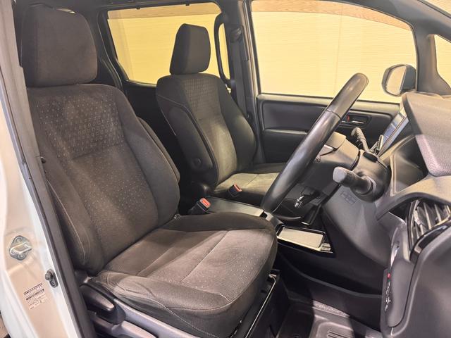 ヴォクシー ハイブリッドV ワンオーナー 純正9インチナビ 後席モニター 両側Pスラドア クルコン クリアランスソナー Bカメラ ETC2.0 ドラレコ シートヒーター レーンアシスト 衝突軽減 1500給電 純正15インチAW(32枚目)