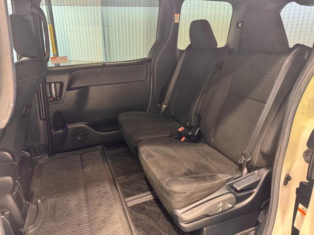 ヴォクシー ハイブリッドV ワンオーナー 純正9インチナビ 後席モニター 両側Pスラドア クルコン クリアランスソナー Bカメラ ETC2.0 ドラレコ シートヒーター レーンアシスト 衝突軽減 1500給電 純正15インチAW(38枚目)