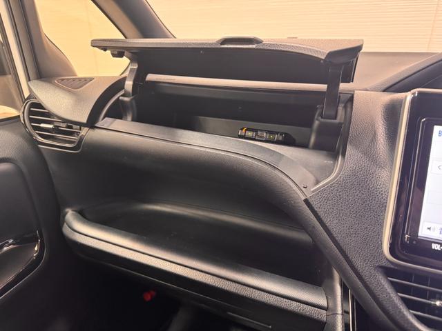 ヴォクシー ハイブリッドV ワンオーナー 純正9インチナビ 後席モニター 両側Pスラドア クルコン クリアランスソナー Bカメラ ETC2.0 ドラレコ シートヒーター レーンアシスト 衝突軽減 1500給電 純正15インチAW(68枚目)