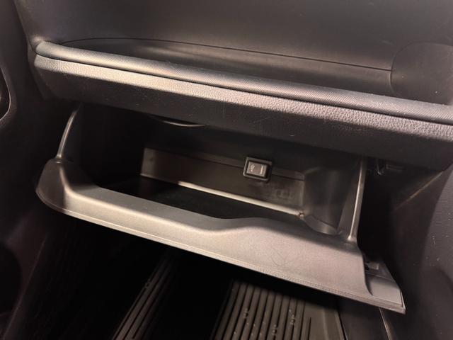 ヴォクシー ハイブリッドV ワンオーナー 純正9インチナビ 後席モニター 両側Pスラドア クルコン クリアランスソナー Bカメラ ETC2.0 ドラレコ シートヒーター レーンアシスト 衝突軽減 1500給電 純正15インチAW(69枚目)