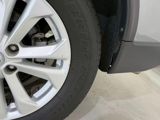 エクストレイル ２０Ｘ　純正ナビ　シートヒーター　インテリジェントキー　プッシュスタート　アイドリングストップ　ドライブレコーダー　フルセグ　ＣＤ／ＤＶＤ再生　Ｂｌｕｅｔｏｏｔｈ　フロントフォグ　純正１７インチＡＷ（28枚目）