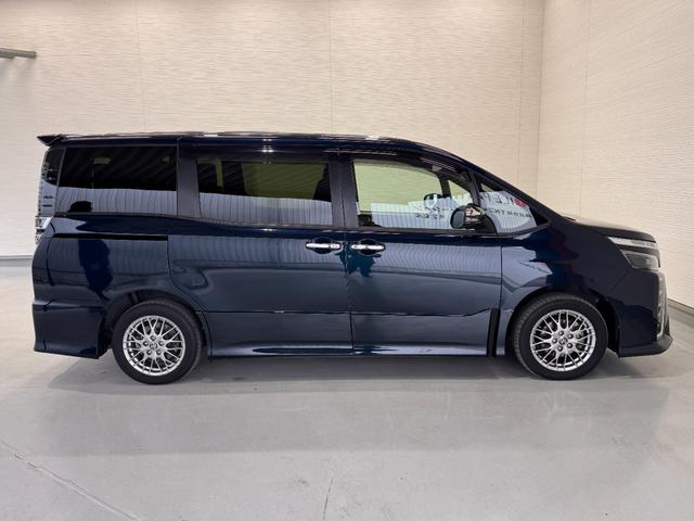 ヴォクシー ハイブリッドZS 煌III ALPINE11インチナビ フリップダウンモニター 両側パワースライドドア 両席シートヒーター ETC バックカメラ クリアランスソナー レーンアシスト クルコン エンジンスターター ハーフレザー(29枚目)