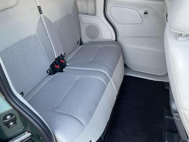 後席でも足元の膝前スペースはしっかり確保しております☆大人でもゆったり寛げますよ♪