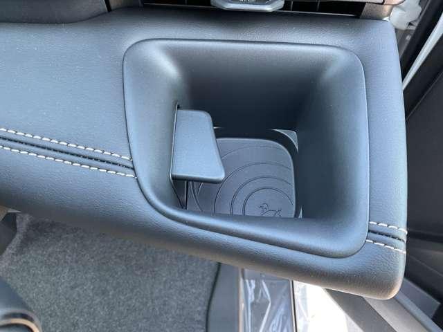 手の届きやすい位置にドリンクホルダーがある為、とても便利です☆