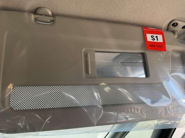 サンバイザーに鏡がついてますので車から降りる前に身だしなみチェック出来ます。