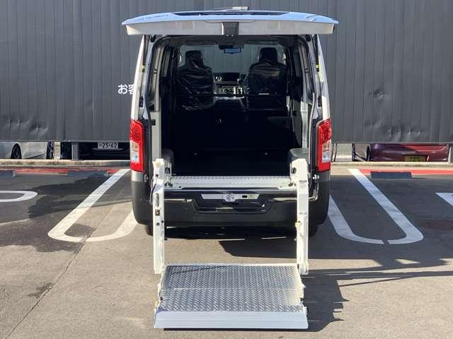 キャラバン ２．４　ＤＸ　ロングボディ　ディーゼルターボ　雹害車　電動リフター付き　全方位カメラ　バックモニター　自動（被害軽減）ブレーキ　車線逸脱警報装置　キーレスエントリー　前席パワーウインドウ　全周囲カメラ（8枚目）