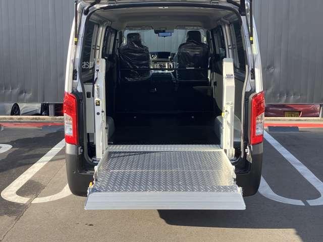 キャラバン ２．４　ＤＸ　ロングボディ　ディーゼルターボ　雹害車　電動リフター付き　全方位カメラ　バックモニター　自動（被害軽減）ブレーキ　車線逸脱警報装置　キーレスエントリー　前席パワーウインドウ　全周囲カメラ（9枚目）