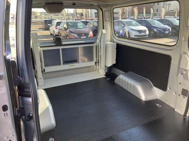 キャラバン ２．４　ＤＸ　ロングボディ　ディーゼルターボ　雹害車　電動リフター付き　全方位カメラ　バックモニター　自動（被害軽減）ブレーキ　車線逸脱警報装置　キーレスエントリー　前席パワーウインドウ　全周囲カメラ（15枚目）