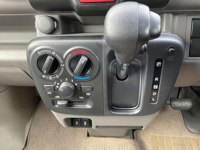 �R���p�N�g�ň���₷���A���삪���₷���V�t�g���o�[�ɂȂ��Ă���܂���