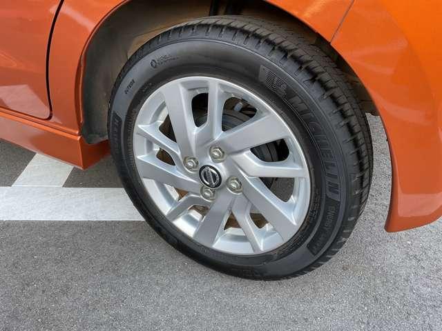 �����A���~�z�C�[���Ńf�U�C�����}�b�`���Ă��܂��B