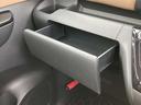 助手席前にも収納スペースが上下にあり小物収納が便利です。