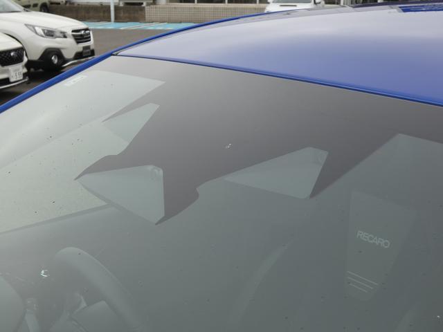 ３つのカメラとレーダーが障害物を認識してブレーキ制御を自動で行い、衝突を回避します。